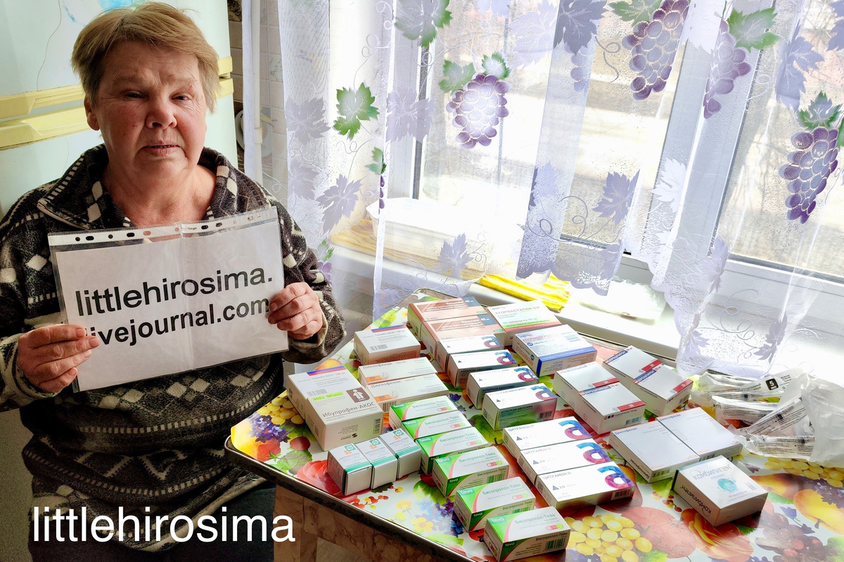 Ольга Ивановна. Пережила несколько инфарктов, один из которых был прошлым летом.
В квартире всегда открыта дверь, что бы скорая могла попасть и соседи проверили, жива ли. Квартира, где она жила, пострадала от обстрелов. Переехала в квартиру матери, которая умерла в 17ом. Дети где-то есть...

Читать про женщину здесь: https://littlehirosima.livejournal.com/437214.html