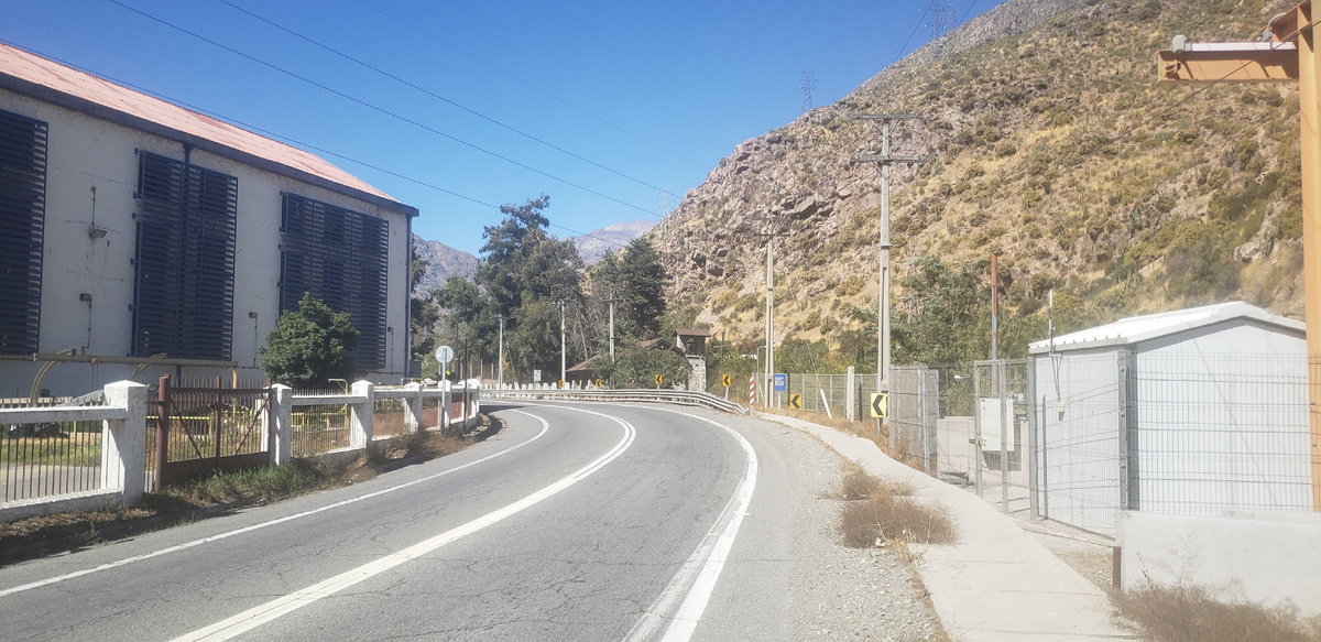 Машинный зал уж слишком рядом с дорогой 