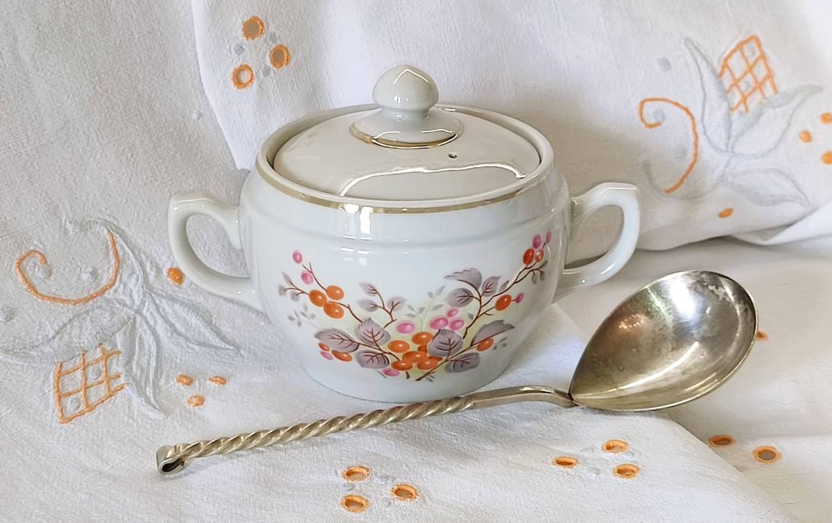 Сахарница, Богдановичи, 1973-1993-2009 (но судя по тому, что продавала пожилая женщина, эта сахарница советского периода). Цена 250 руб.