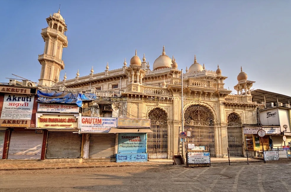 Источник: https://islamosfera.ru/dzhama-masdzhid-samaya-bolshaya-i-drevnyaya-mechet-mumbai/