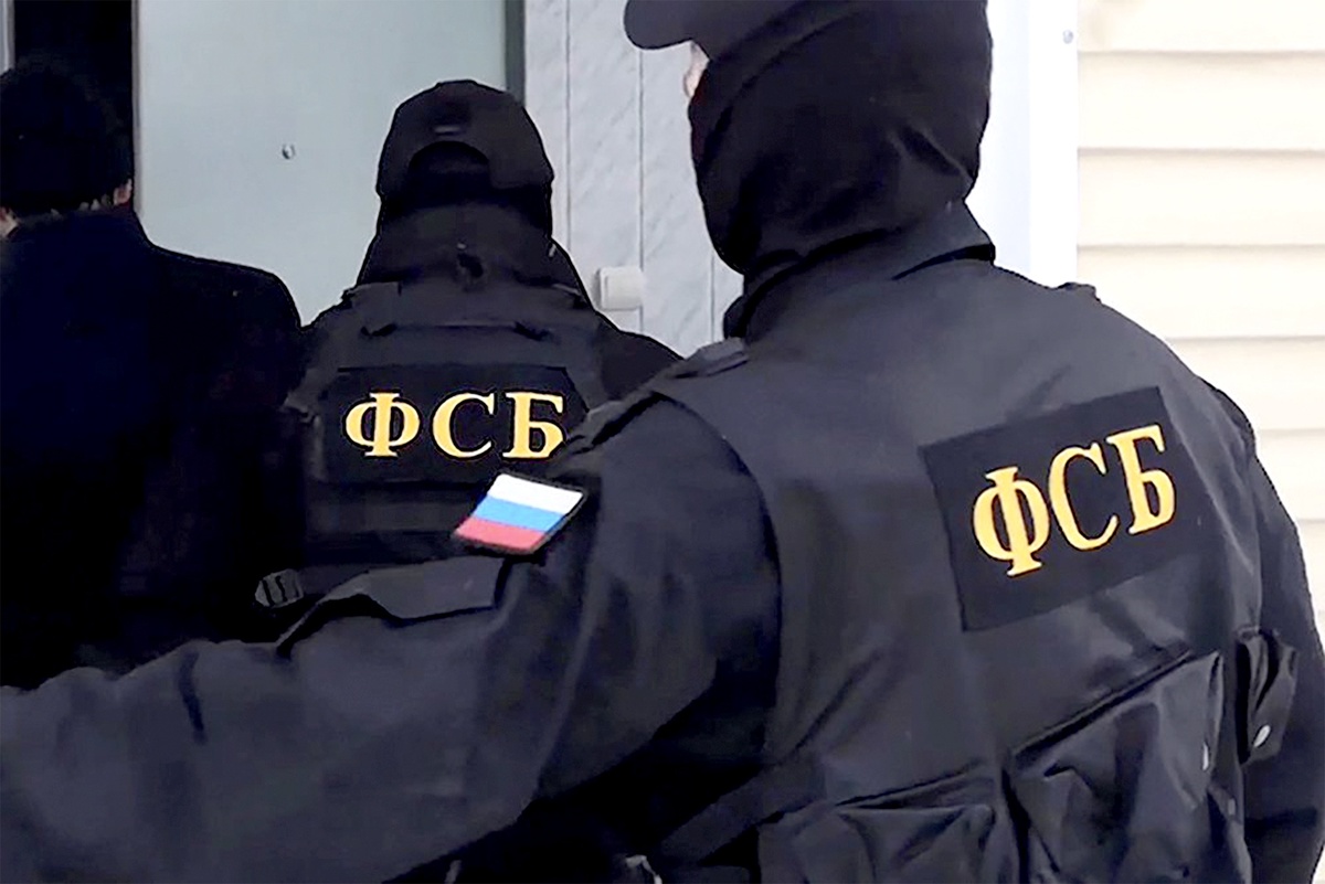    Злоумышленники представляются руководством потенциальной жертвы и сообщают, что находятся в ФСБ. Затем к разговору подключается "куратор из спецслужбы", который предупреждает об угрозе перевода с банковского счета потенциальной жертвы средств в пользу СБУ. /ЦОС ФСБ РФ/ РИА Новости