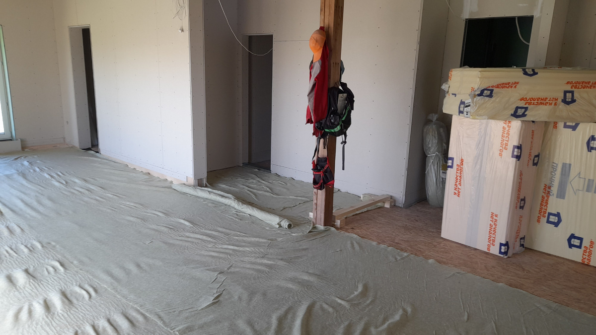 Решил сделать прослойку между ОСБ и пенопластом, чтобы примыкание было более феншуйным.. может зря, но греет душу)))