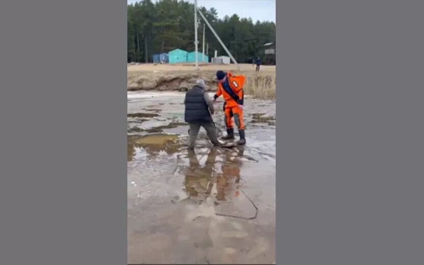    Спасатели вытащили застрявшего на топком берегу пруда подростка в Воткинске