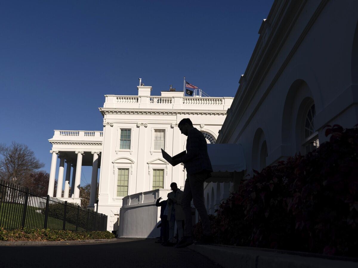    Журналисты у здания Белого дома в Вашингтоне© AP Photo / Jose Luis Magana