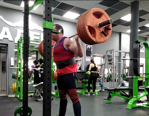 Нагрузка при выполнении приседа - это дело вкуса. Главное - работать с максимальной самоотдачей.