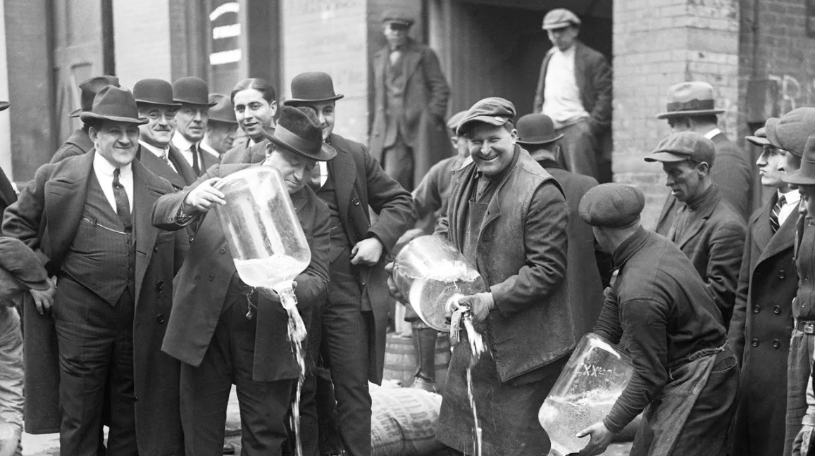 На камеру улыбаются - в душе, наверное, ревут