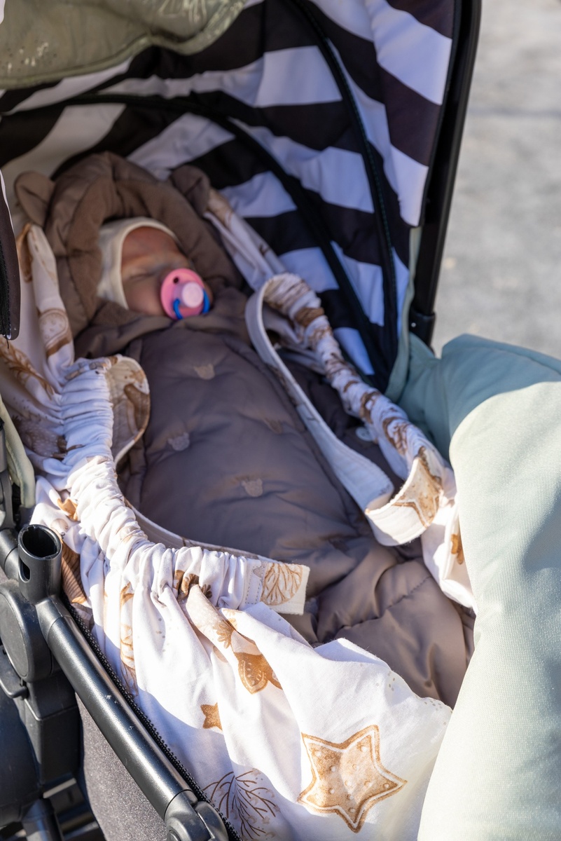 Практичная переноска для перекладывания спящего ребенка.