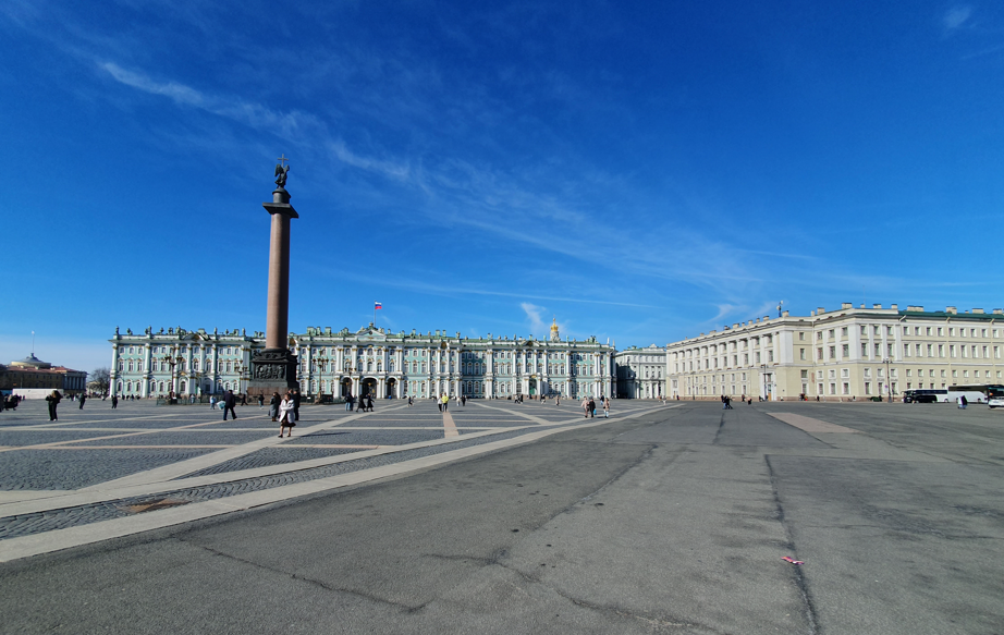 Александровская колонна на Дворцовой площади