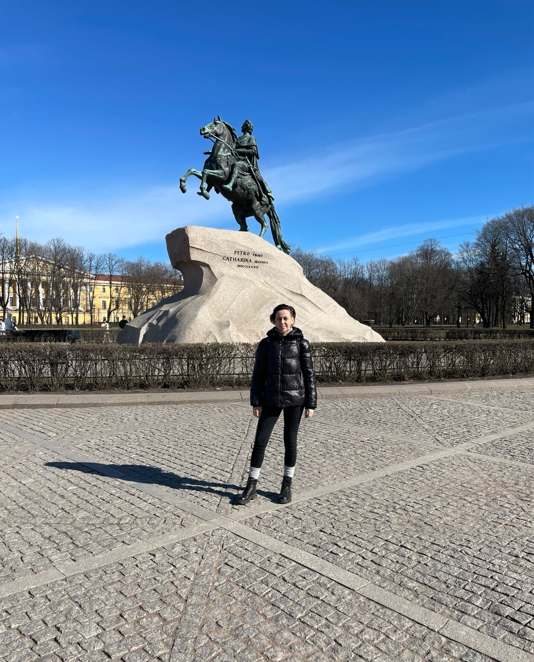 Довольная я и Медный всадник