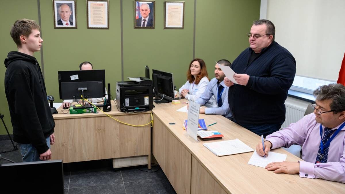    Электронные повестки будут направляться в личный кабинет призывников на портале «Госуслуги», а в Москве — в личный кабинет на сайте mos.ru / Фото: Дмитрий Дубинский / Вечерняя Москва