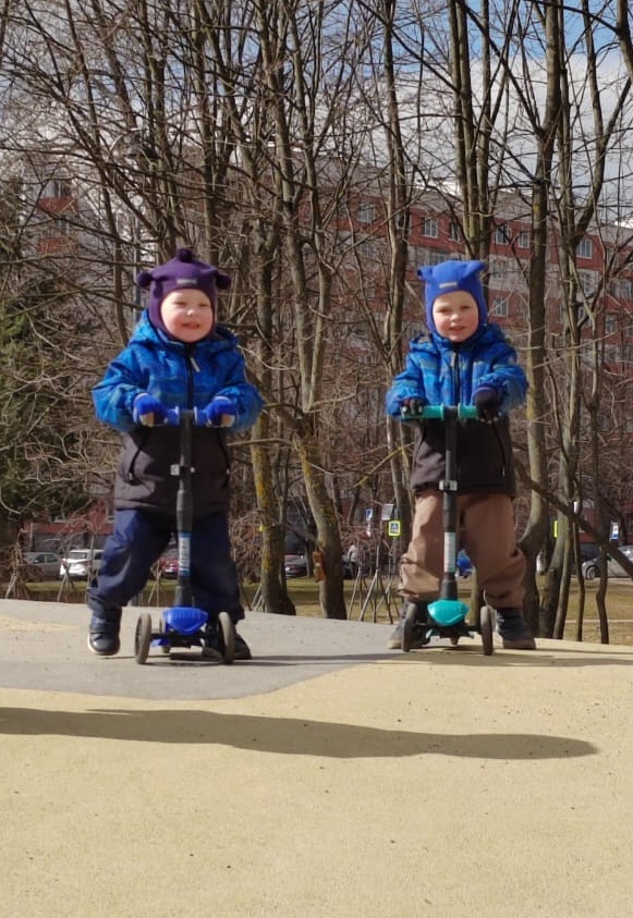 На самокатах