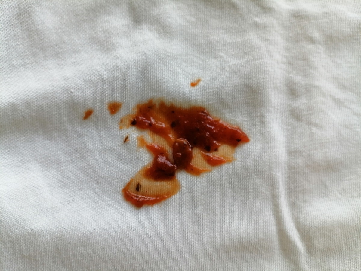 Пятно от кетчупа на белой футболке