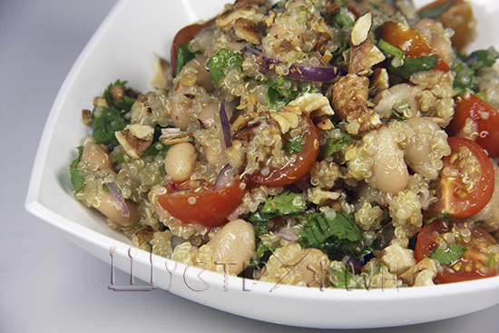 Салат из киноа и фасоли.