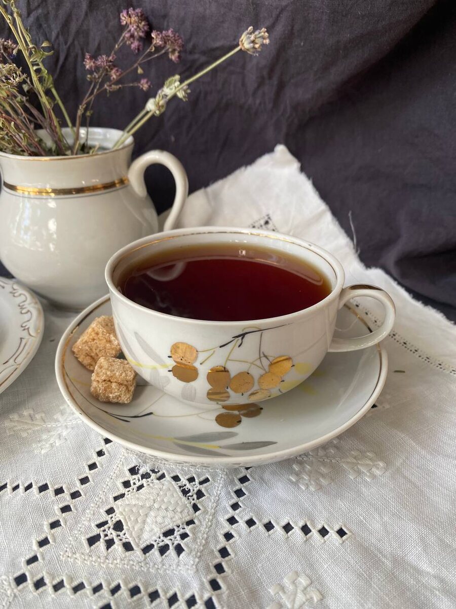 Не буду вас утомлять рассказами про посуду бабушки, которую она отправила в сад как «старую» и как эта посуда потерялась и как она мне покоя не давала и как я ее искала и как неожиданно нашла. На примерах того, что мне удалось найти и сохранить  я  постараюсь рассказать как появилось фарфоровое производство в России, как превратилось в фарфоровую империю и как оно существует сейчас