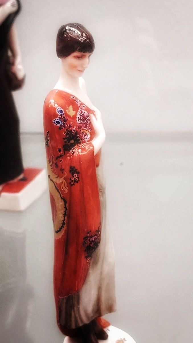 Скульптура «Ахматова» (автор формы: Н. Данько, автор росписи: Е. Данько). Русский музей