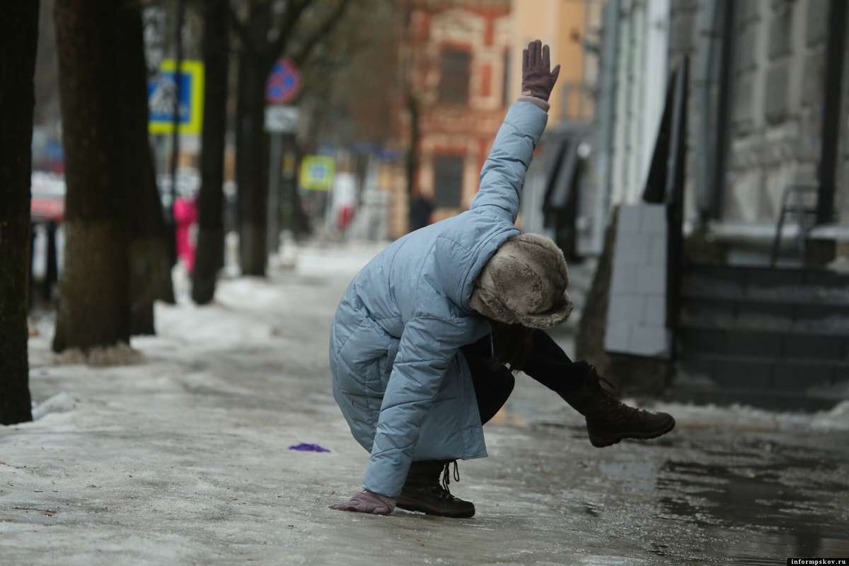 Много травм происходит при гололёде. Прежде чем выходить на улицу, следует правильно выбрать обувь. Передвигаться по улице нужно осторожно, не торопясь. Фото: ПАИ