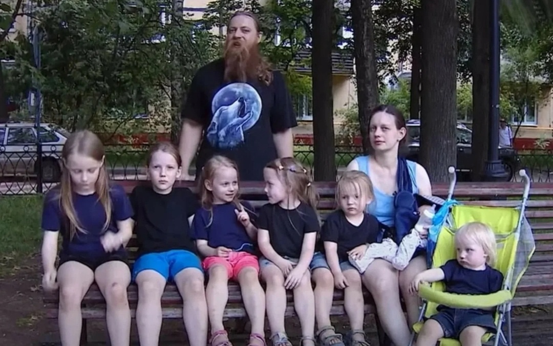 Фото из интернета "Многодетные семьи должны жить в России"