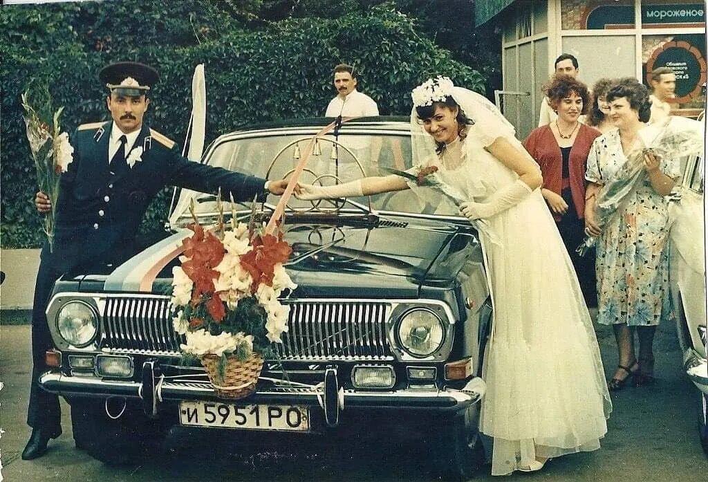 Идеальное место для празднования серебряной свадьбы — тот самый ресторан или банкетный зал, где 25 лет назад вы сказали друг другу "Да!".
Возвращение в место вашей первой свадьбы создаст трогательную атмосферу и оживит самые дорогие воспоминания.
Если ресторан уже не существует, воссоздайте элементы той свадьбы дома — используйте похожий декор, меню и музыку.
Отмечать юбилей в родных стенах особенно уютно — можно расслабиться и наслаждаться общением с самыми близкими.
Для домашнего праздника украсьте гостиную серебряными шарами, фотографиями разных лет и свечами — это создаст праздничное настроение.
Если вы любите природу, устройте пикник в том парке, где гуляли после росписи, или на даче, которая стала семейным гнездышком.
Многие пары арендуют тот же свадебный автомобиль, чтобы повторить памятный маршрут от ЗАГСа до банкетного зала.
В кафе или ресторане заранее попросите поставить "ваш" столик — тот, за которым сидели молодожёнами четверть века назад.
Если место свадьбы далеко, найдите в своём городе заведение с похожей атмосферой или интерьером.
Главное — чтобы выбранное место говорило вашим сердцам: "Мы снова вместе, и это только начало!".