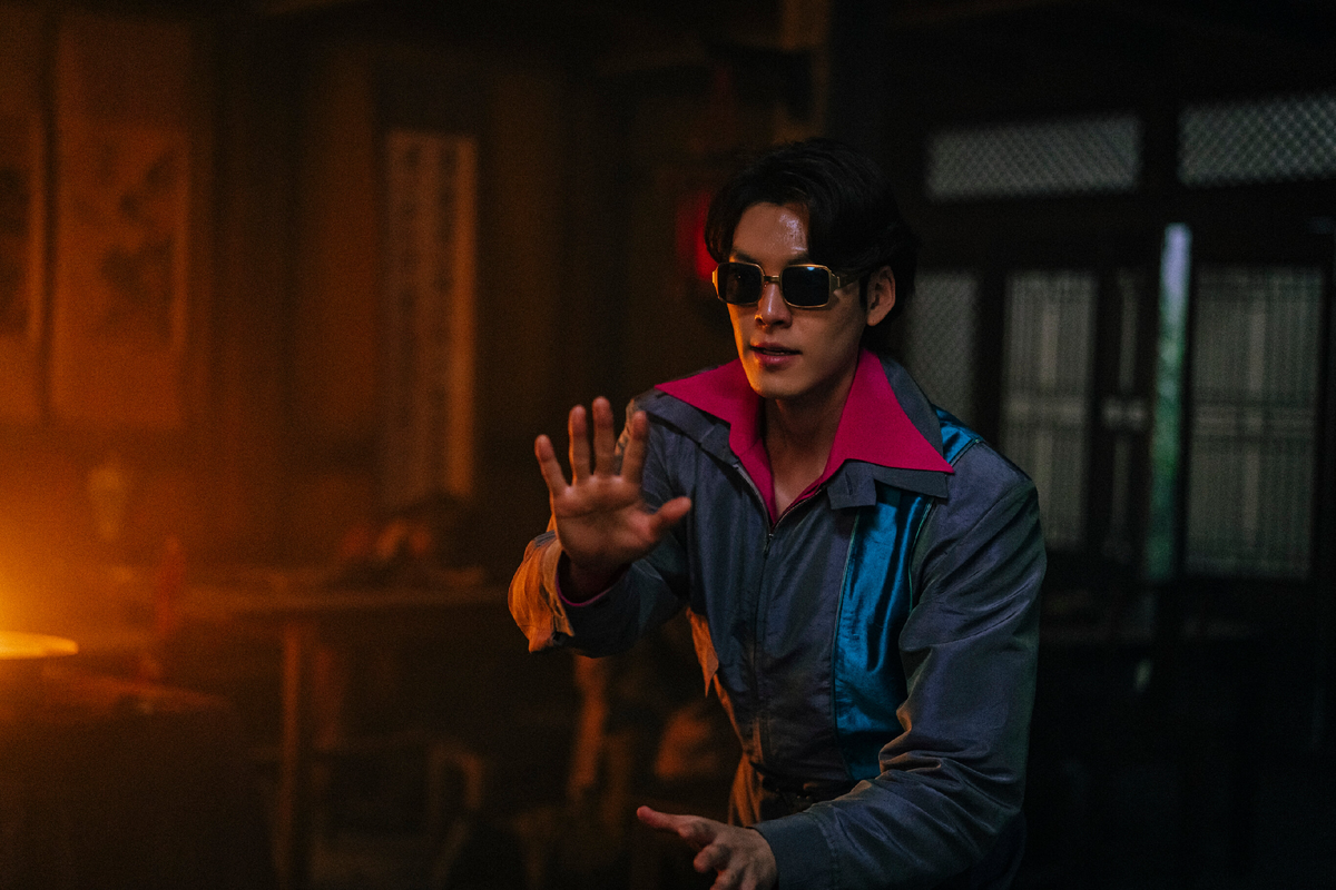 Ким У Бин в фильме «Пришельцы»