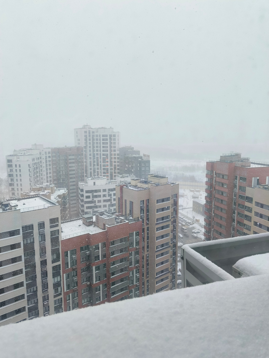 На подоконнике снежная шапка почти 7 сантиметров 