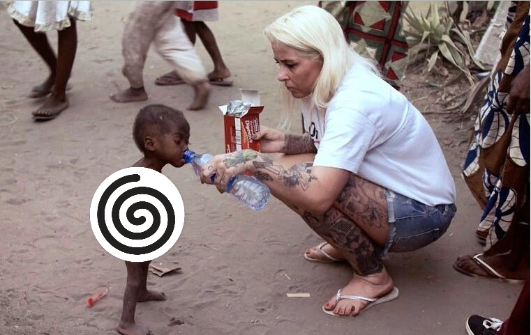 Аня Ловен кормит и поит двухлетнего нигерийского малыша, найденного на улице (мы скрыли наготу малыша по требованию Дзена)