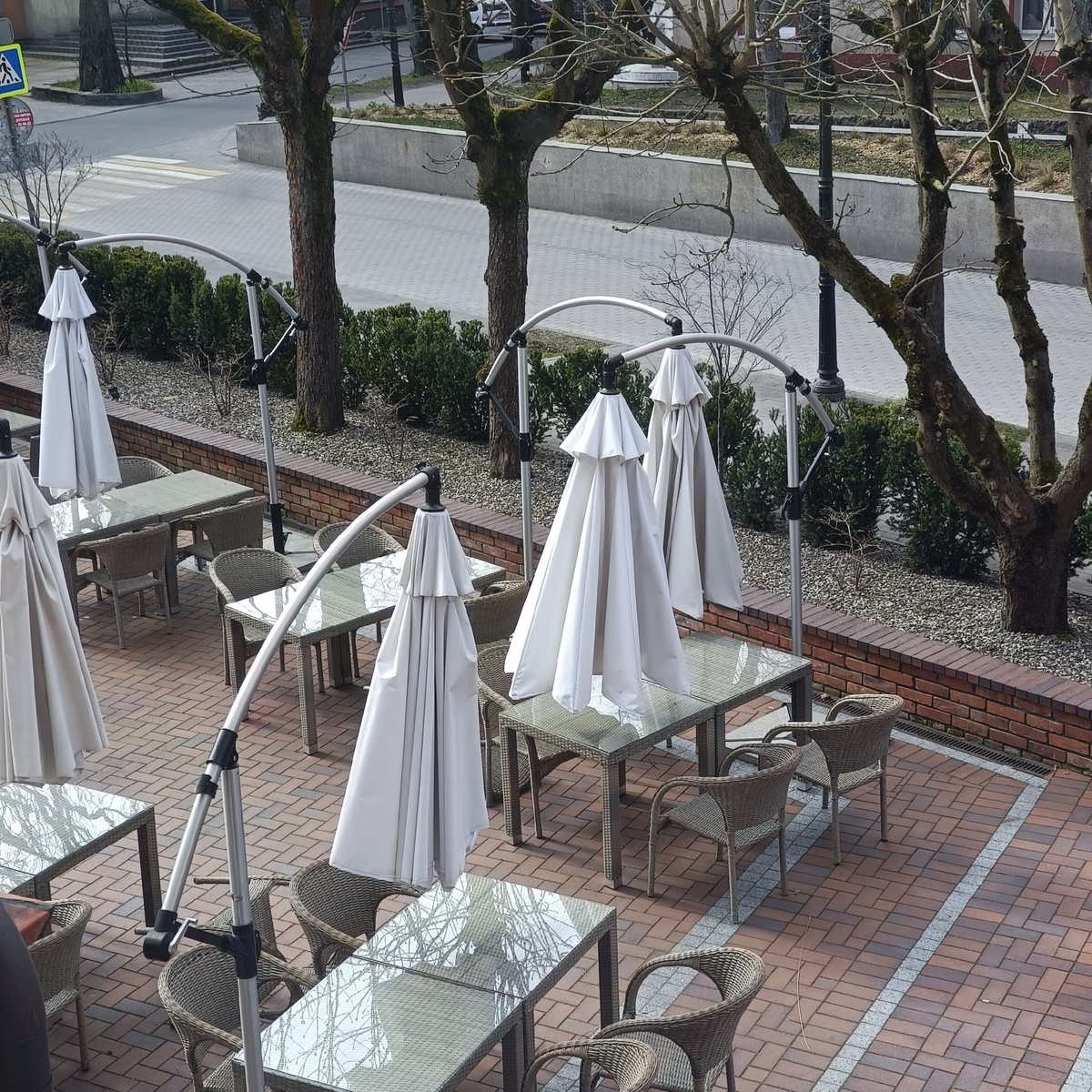 Вид из моего окна. Столики ресторана при моём отеле. В хорошую погоду можно сидеть там