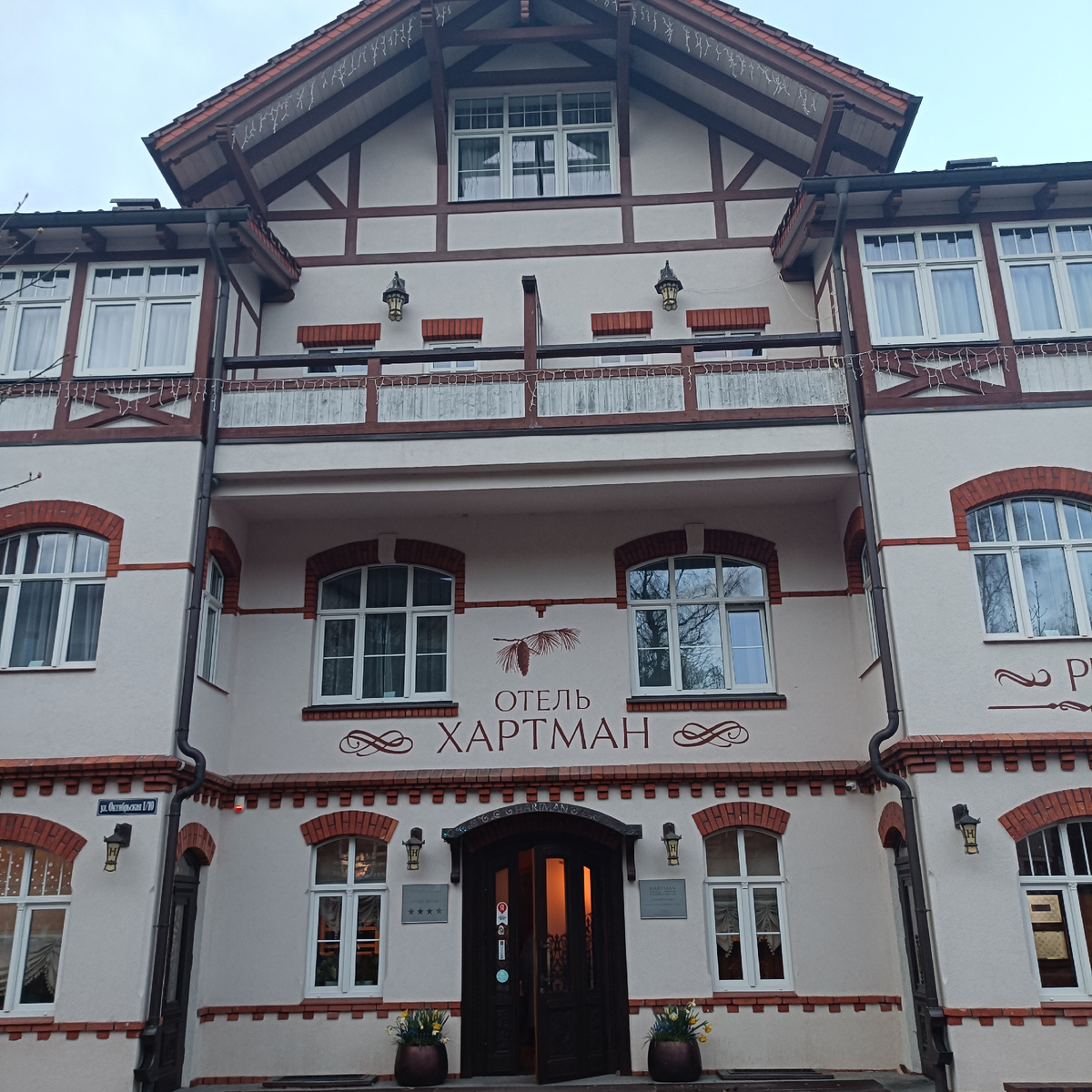 Я живу на втором этаже. Предполагаю, что приоткрытое окно - мое