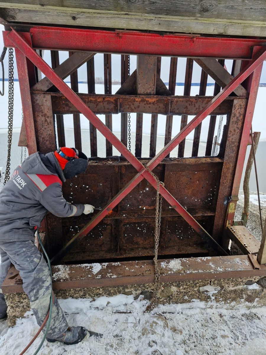    Ремонтный затвор Лососинской плотины. Фото: Карелприрода