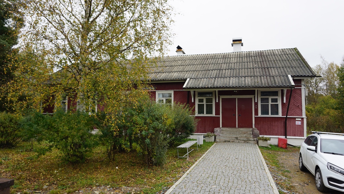 1. Здание вокзала, вид с платформы