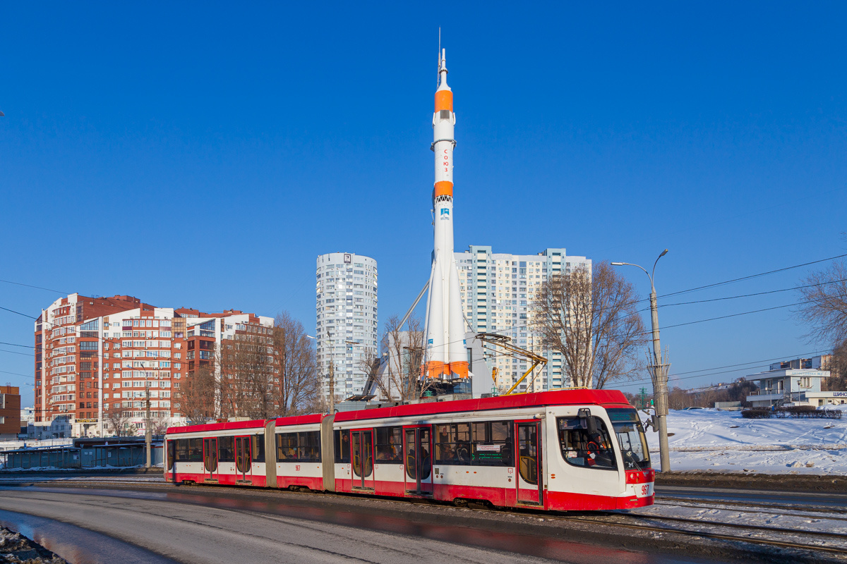 трамвай и ракета-носитель Союз на проспекте Ленина