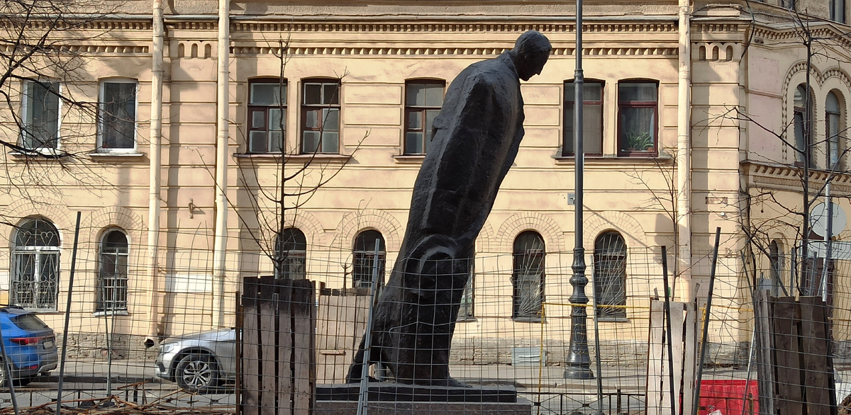 Бронзовый памятник Блоку. Высота 3,6 метра. Скульптор Евг. Ротанов, арх. Иван Кожин