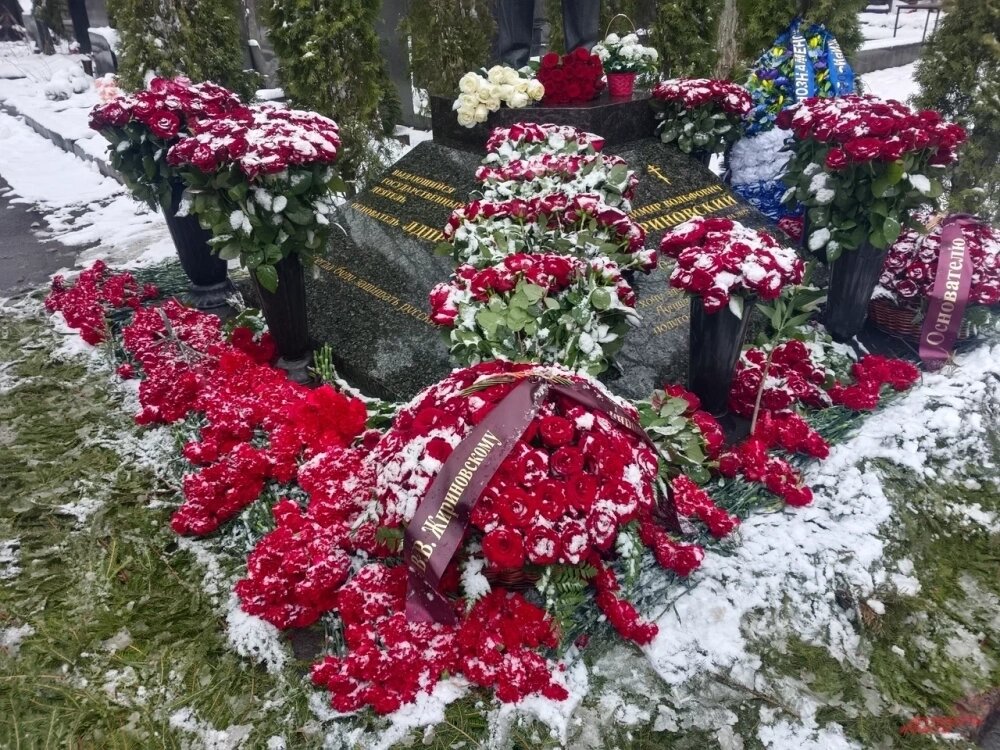    Цветы просто не помещаются на постаменте. Фото:  АиФ/ Лизавета Андреева