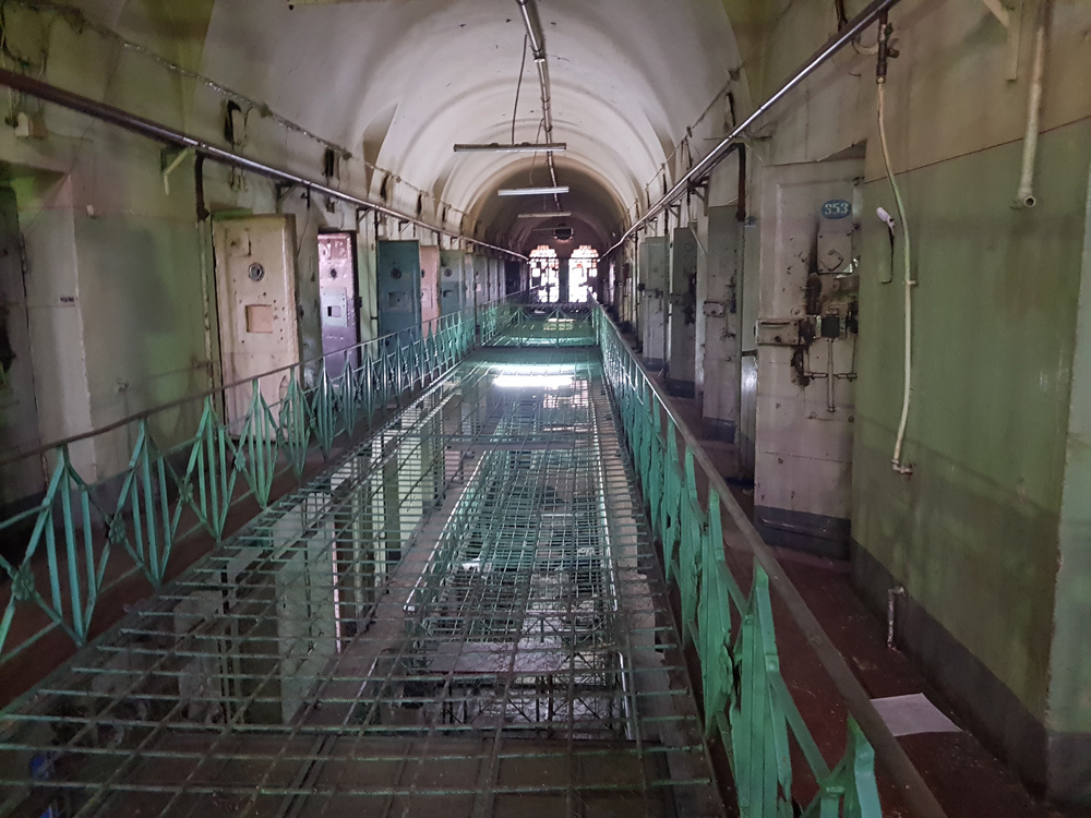 Коридор тюрьмы.