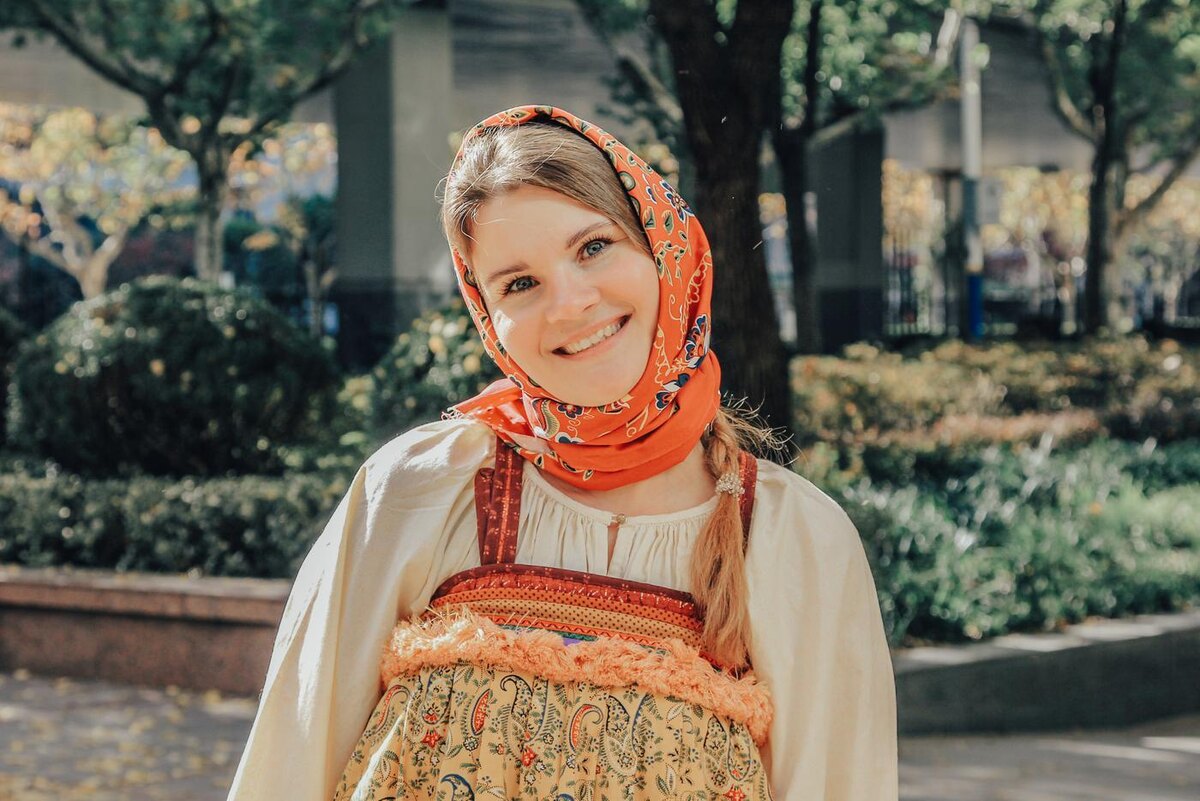 Московские девушки собрались на девичник, чтобы узнать, в чём сила девушек из прошлого.