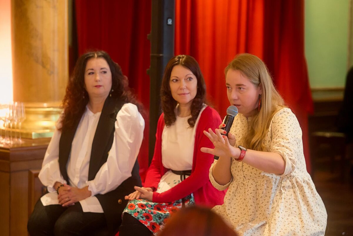 Слева направо: Наталья Олифирович, Анна Бену, Елизавета Тюгаева рассказывать как русские национальные традиции могут помочь в наше время. Предоставлено издательством "БОМБОРА"