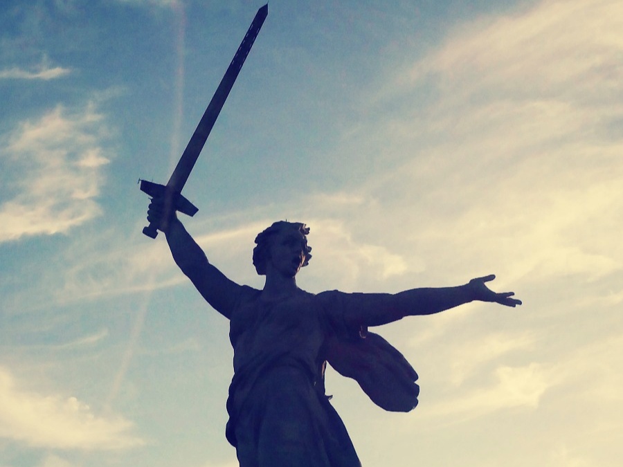 «Родина-мать зовёт!» — композиционный центр ансамбля «Героям Сталинградской битвы» на Мамаевом кургане в Волгограде. Все фото автора статьи.