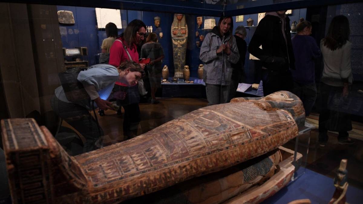    Посетители рассматривают древнюю мумию в ГМИИ имени А. С. Пушкина / Фото: Владимир Вяткин / РИА Новости