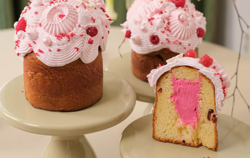 Готовим воздушный кулич с нежной малиновой начинкой и роскошным декором: рецепт и лайфхаки