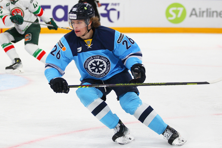    Одним из главных геров встречи стал 21-летний воспитанник новосибирского хоккея Иван Климович. Фото Артема Тиунова