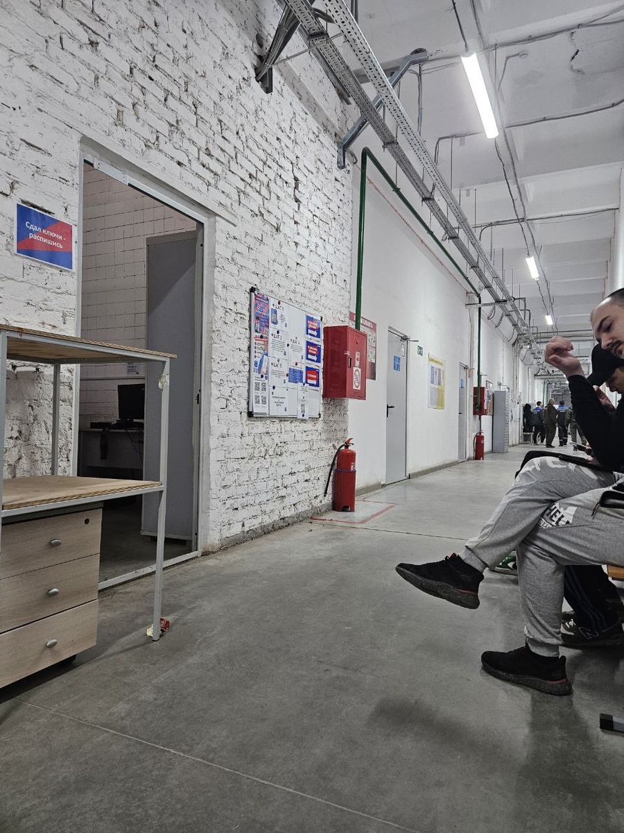 Коридор, в конце которого находится вход в рабочую зону склада