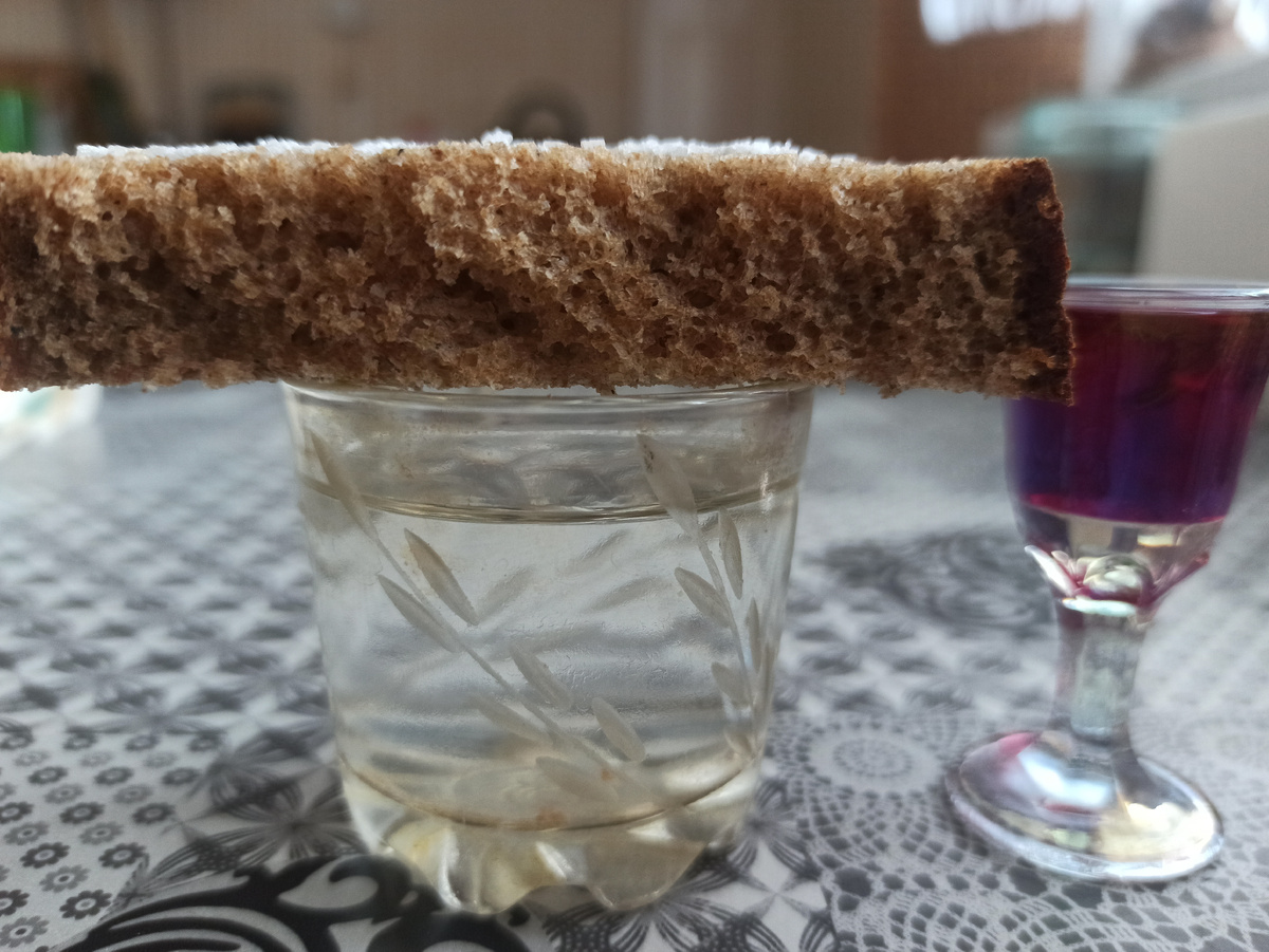 С утра стопку водки налила,хлеб сверху положила,круто посолив. Себе для помина ее души налила домашней настойки в малюсенький лафитничек 15 мл(на один глоток)