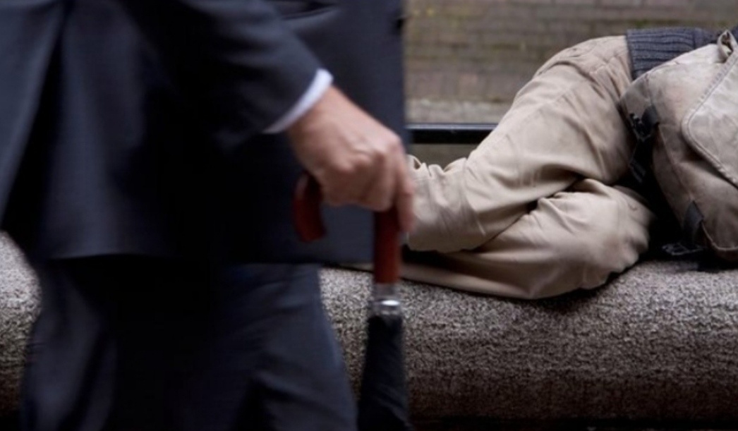 Нищий почти всегда ненавидит своего благодетеля. Хотя лучше бы ему возненавидеть свою выученную беспомощность. 