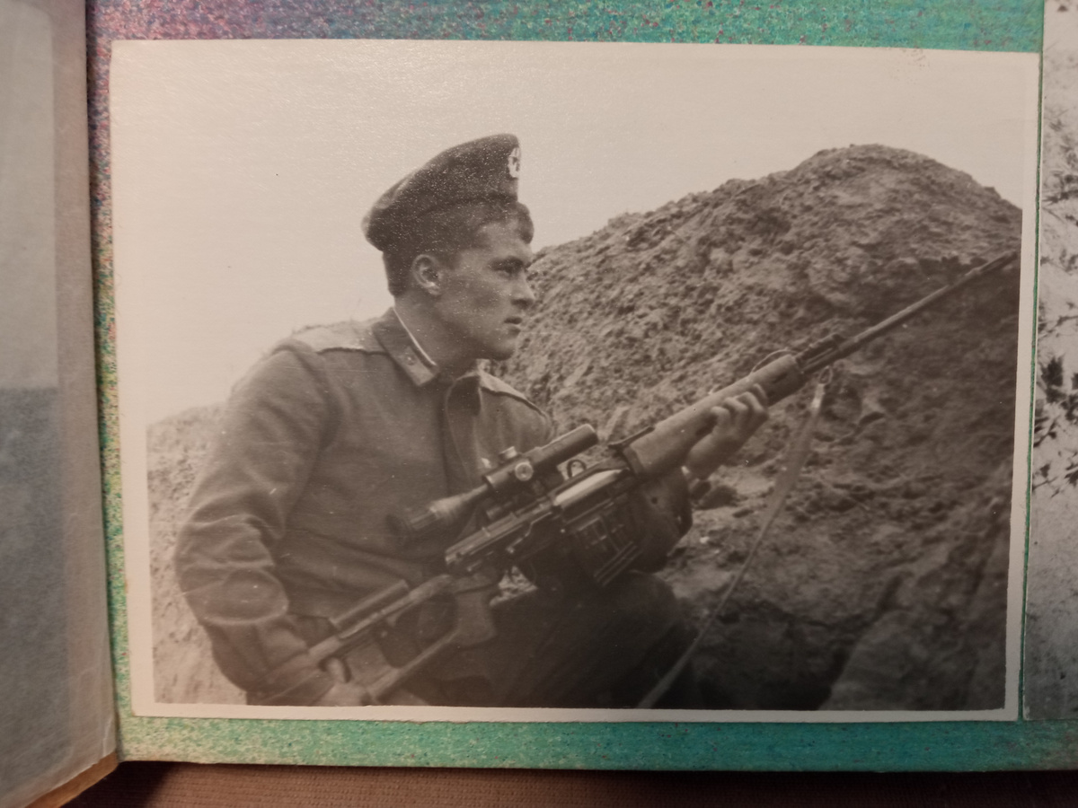 Я в ПШ. полушерстяной костюмчик - не положен на войне никому...  Берет не мой, да нам афганцам ПВ и сдавать на него не надо... я думаю мы имеем право на беретики)) зелёные и так!