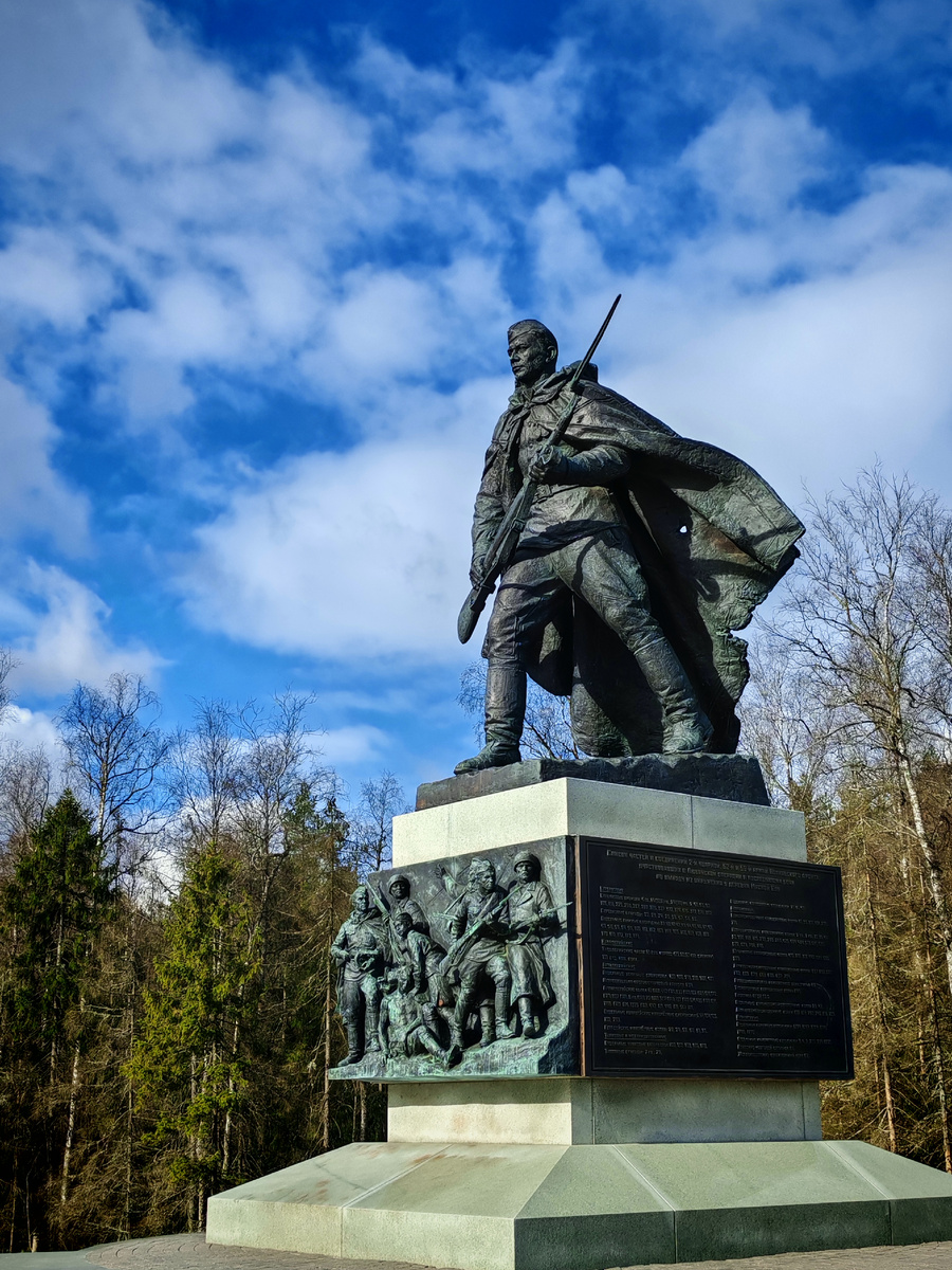 Мемориал погибшим бойцам и командирам советской 2-й Ударной армии времен Великой Отечественной войны на трассе М-11 "Нева"