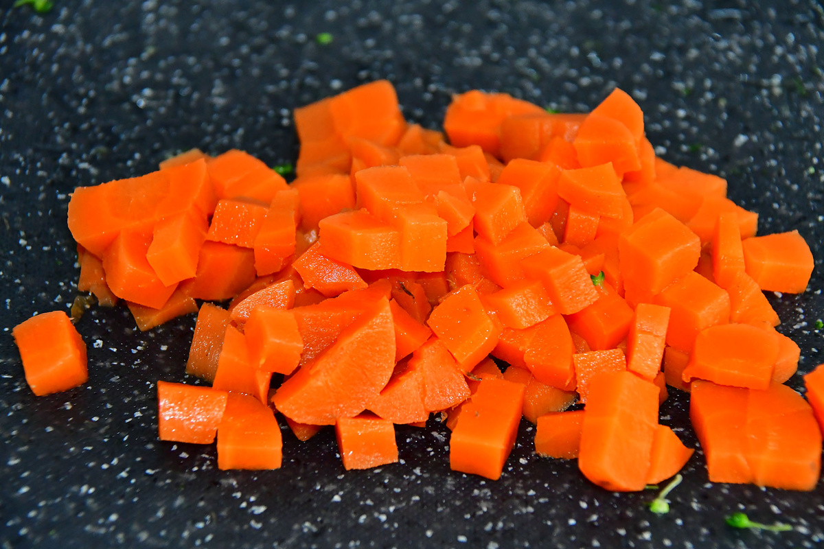 Нарезаем отварную морковь 