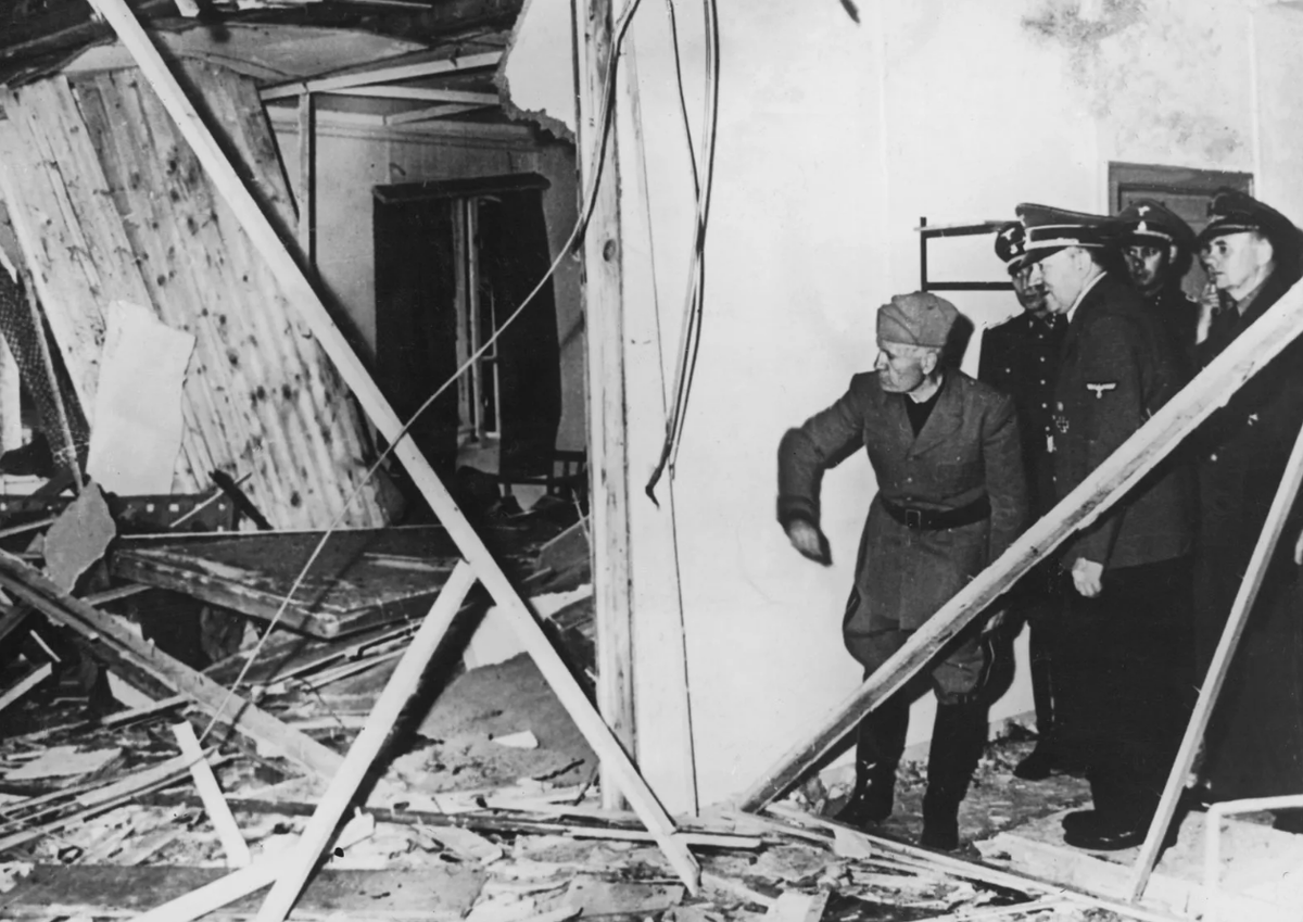 Адольф Гитлер (справа) и Бенито Муссолини (слева) в разрушенном полевом штабе «Вольфшанце» («Волчье логово») в Растенбурге, Восточная Пруссия, после покушения на Гитлера в июле 1944 года.