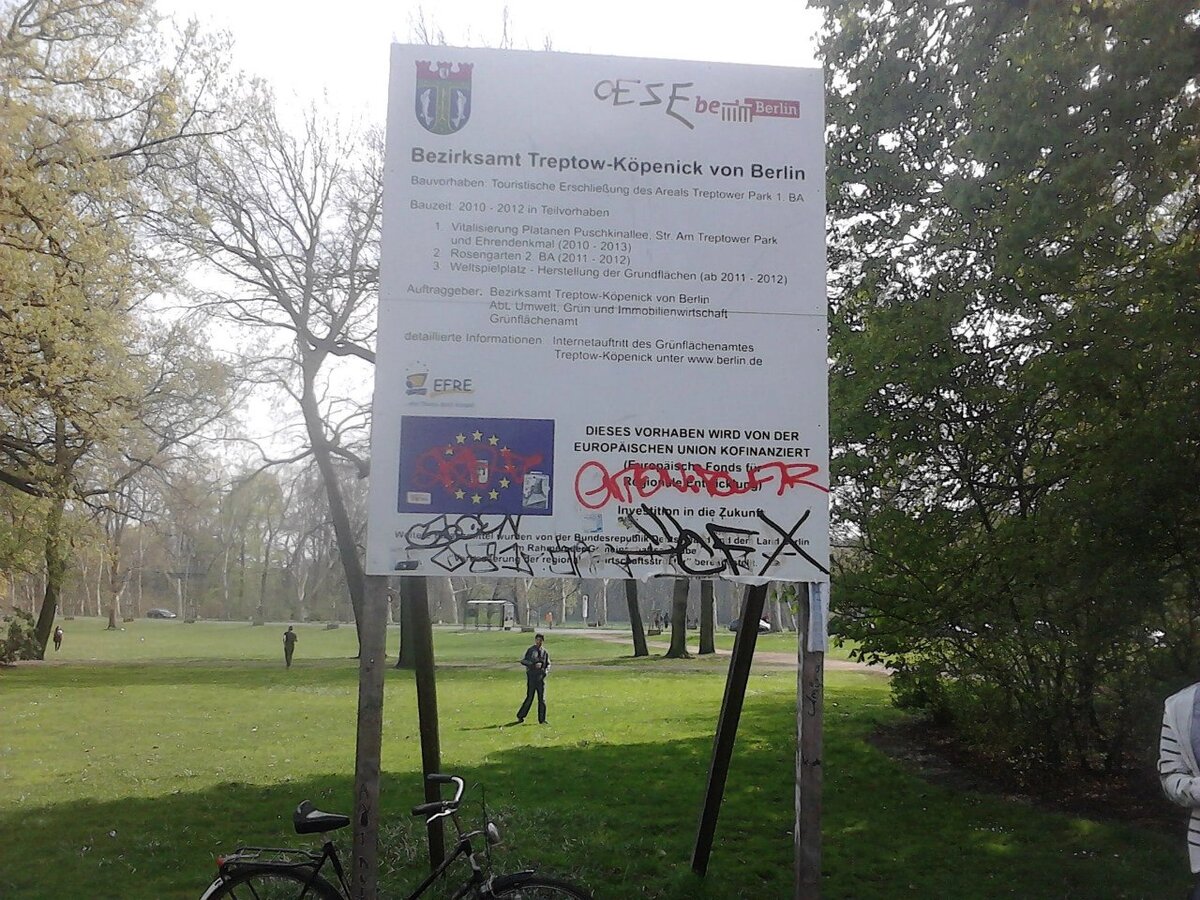 Мемориал открыт 8 мая 1949года. Недалеко от входа. 