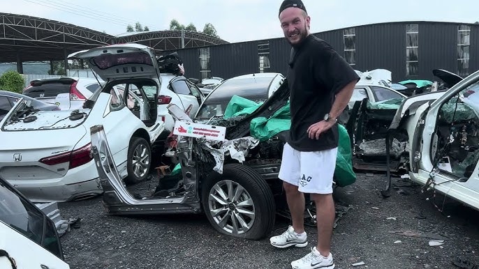 Это не я конечно ,но картина очень похожая.Интернета в те времена не было, так что рекламу приходилось давать по-старинке — через газеты. Я начал с объявлений: "Куплю битые авто, дорого!" (ну как дорого… по меркам того времени).                                                                   
Первые клиенты появились не сразу, но когда пошли — процесс закрутился.