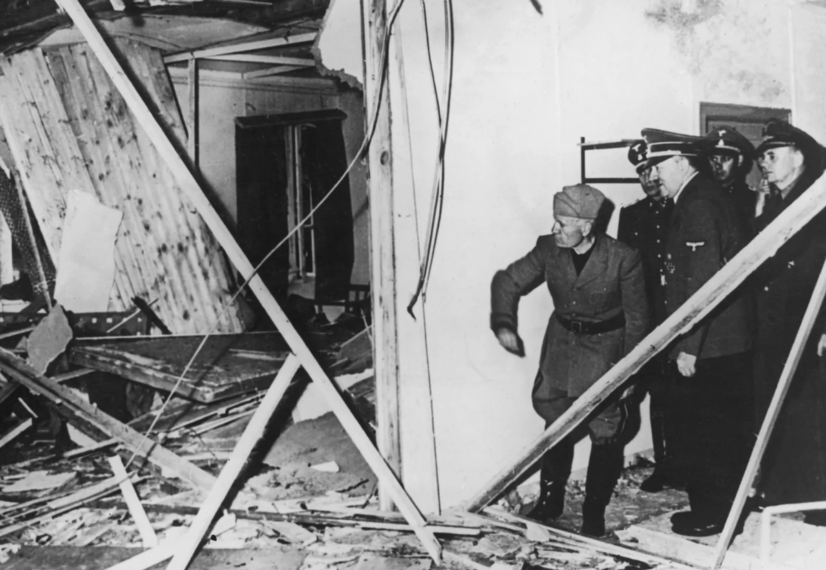 Адольф Гитлер (справа) и Бенито Муссолини (слева) в разрушенном полевом штабе «Вольфшанце» («Волчье логово») в Растенбурге, Восточная Пруссия, после покушения на Гитлера в июле 1944 года.