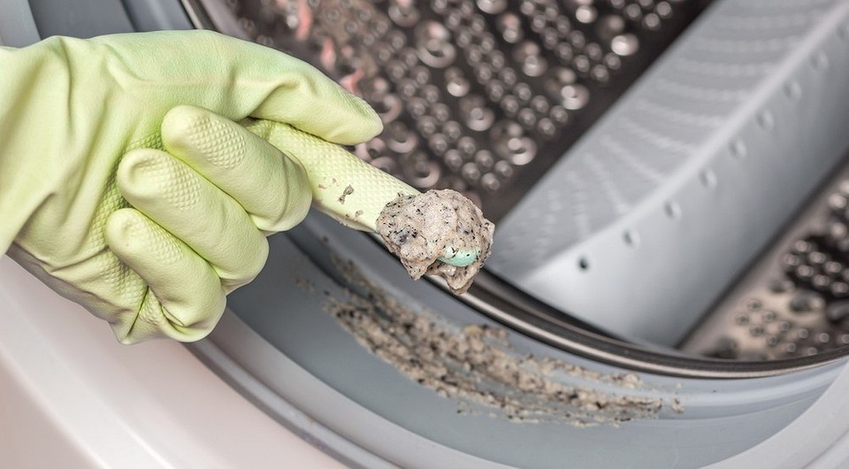 Накипь – это твердый осадок, образующийся из солей, содержащихся в жесткой воде. Она оседает на ТЭНе (нагревательном элементе), барабане и других деталях стиральной машины, ухудшая теплопередачу, увеличивая энергопотребление и, в конечном итоге, приводя к поломкам.